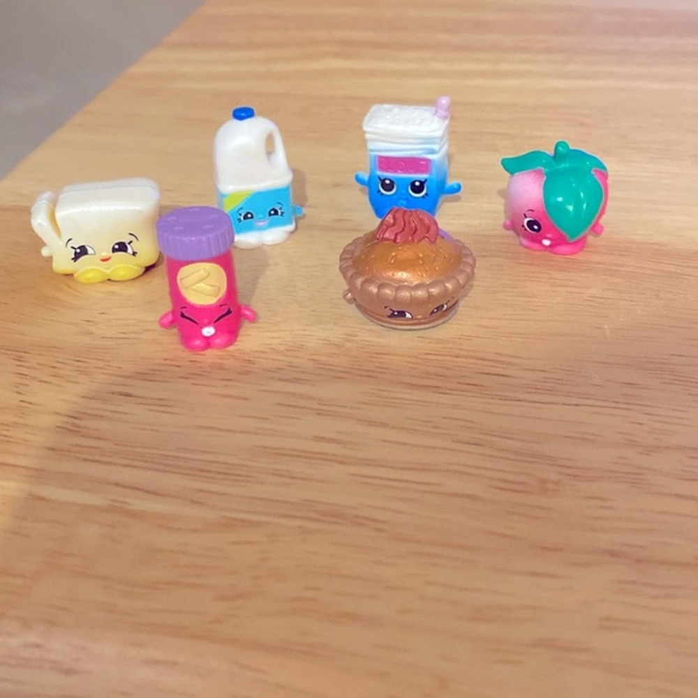 Shopkins Making An Apple Pie.